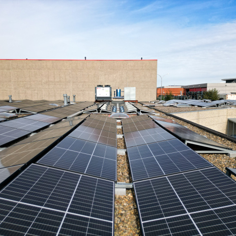 Installation de panneaux photovoltaïques pour industrie