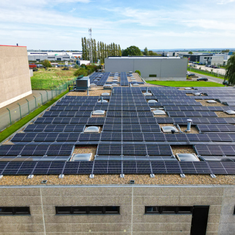 Installation de panneaux photovoltaïques pour industrie